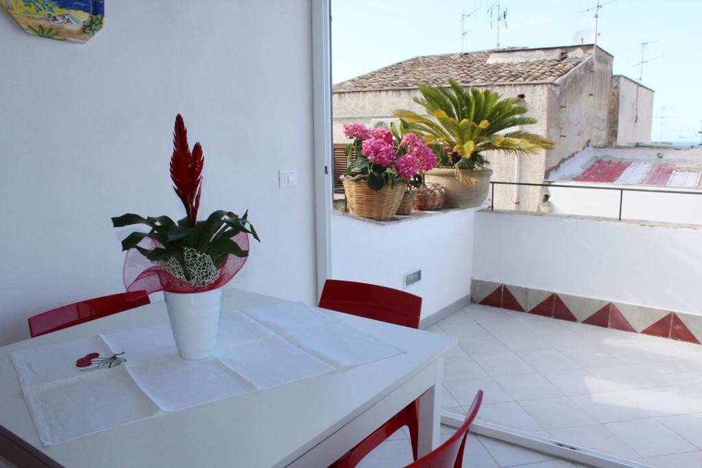 הוילה קאסטלמארה דל גולפו Terrazza In Palazzo Taormina מראה חיצוני תמונה